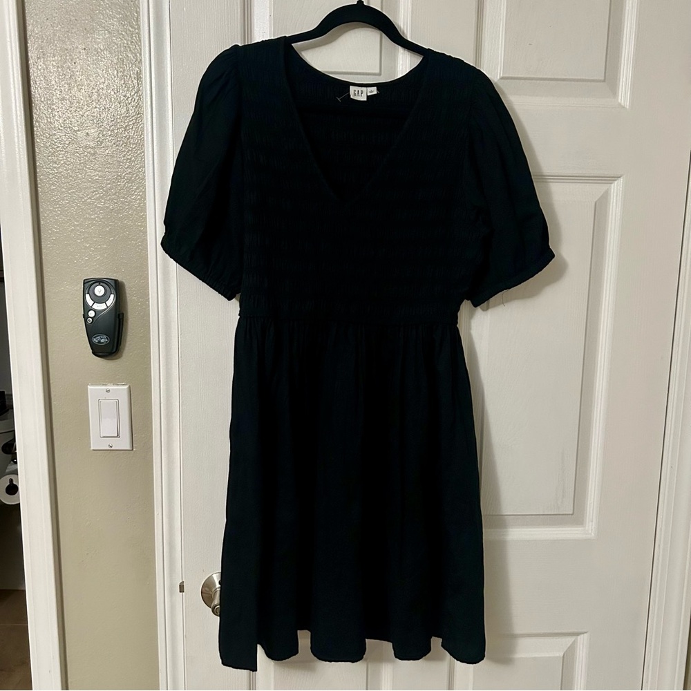 NWOT GAP Black V-Neck Smocked Balloon Sleeved Dress